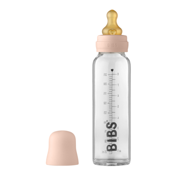 sutteflaske i glas med navn bibs