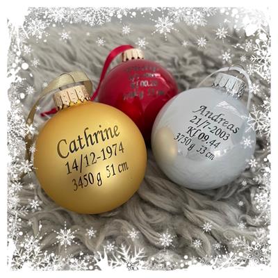Julekugle i glas med barnets fødselsdata indgraveret 5 cm