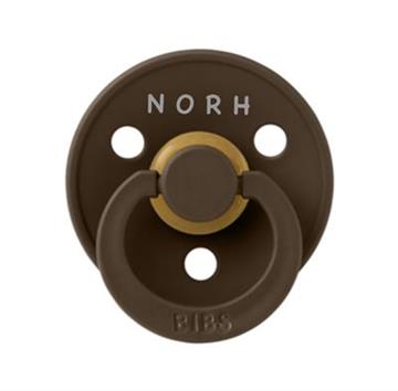 brun sut med navn bibs str 1