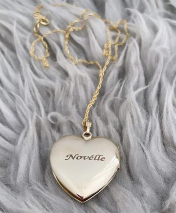 Guldmedaljon 14k med navn og dato 18 mm inkl.kæde