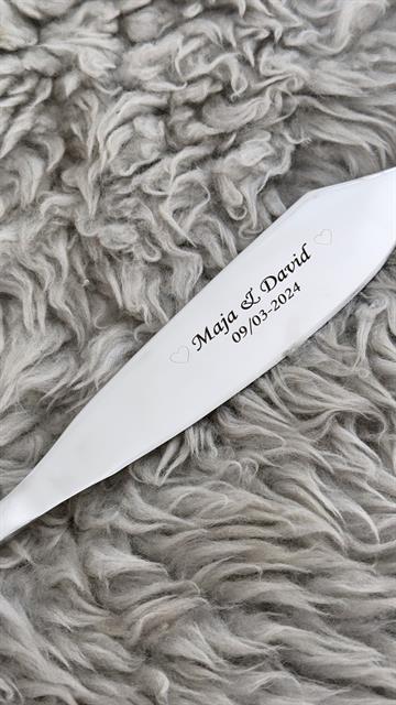 Lagkagekniv med navn og dato