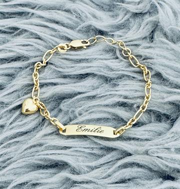 Forgyldt armbånd med navn plade og hjertevedhæng navneparadis