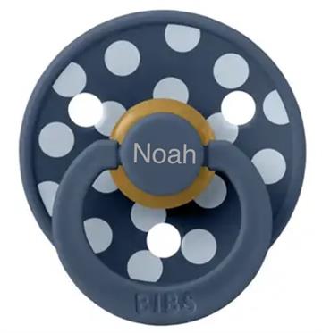 BIBS sut med navn str 2 rund steel blue  polka dots Navneparadis 