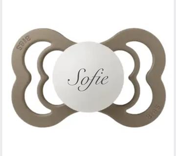 BIBS sut med navn str 2  Anatomisk silikone supreme dark oak navneparadis